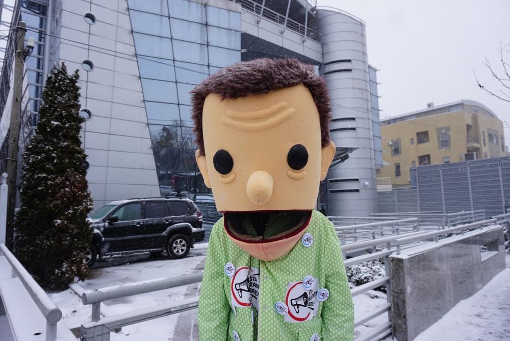 Komša ispred zgrade TV PINK