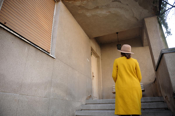 DRŽAO ME JE ZA VRAT I SVE VREME GOVORIO: U REDU JE JELENA... Naša čuvena glumica napadnuta u stanu preživela pakao! (FOTO)