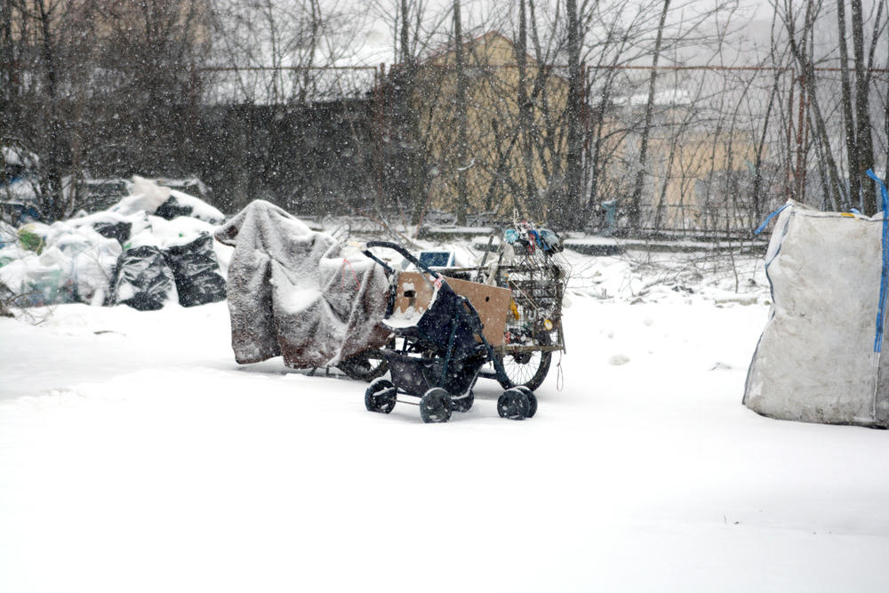 Sneg je prekrio sekundarne sirovine od kojih žive  