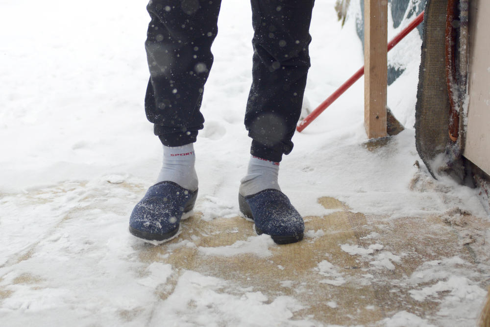 Jedan mladić sačekao nas je u papučama na snegu  