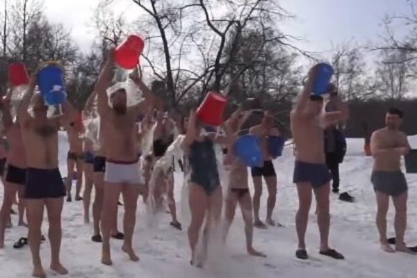 LUDI RUSI SE POLIVAJU LEDENOM VODOM NA -15! Ali tek ćete se zapanjiti kad vidite ŠTA RADE POSLE! (VIDEO)