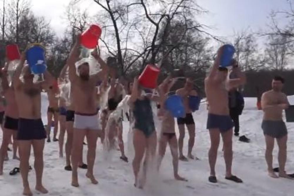 LUDI RUSI SE POLIVAJU LEDENOM VODOM NA -15! Ali tek ćete se zapanjiti kad vidite ŠTA RADE POSLE! (VIDEO)
