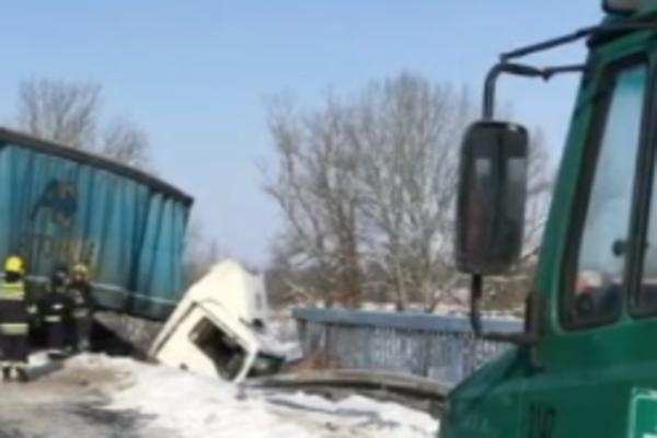 PAŽNJA, NA PUTU SE PREVRNUO ŠLEPER: Vozilo sa crnogorskim tablicama leži na boku kod Brodareva