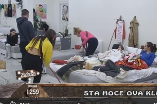 Žiža napustila Zadrugu, a unutra ostavila... Prevrnuće vam se želudac kad vidite ŠTA su zadrugari ZATEKLI u njenom krevetu (VIDEO)