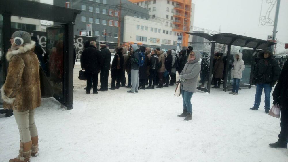 Stanice su pune ljudi i snega  