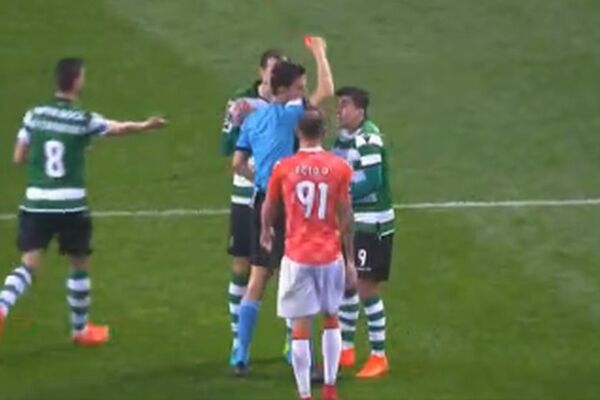 Gledali smo snimak 5 puta i možemo još 10, ali nam i dalje nije jasno zašto je Raća Petrović dobio crveni karton?! (VIDEO)