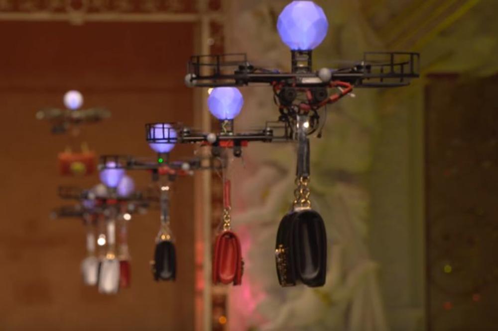 Dronovi poslali MANEKENKE U PENZIJU: U Milanu održana najneobičnija modna revija IKADA (FOTO) (VIDEO)