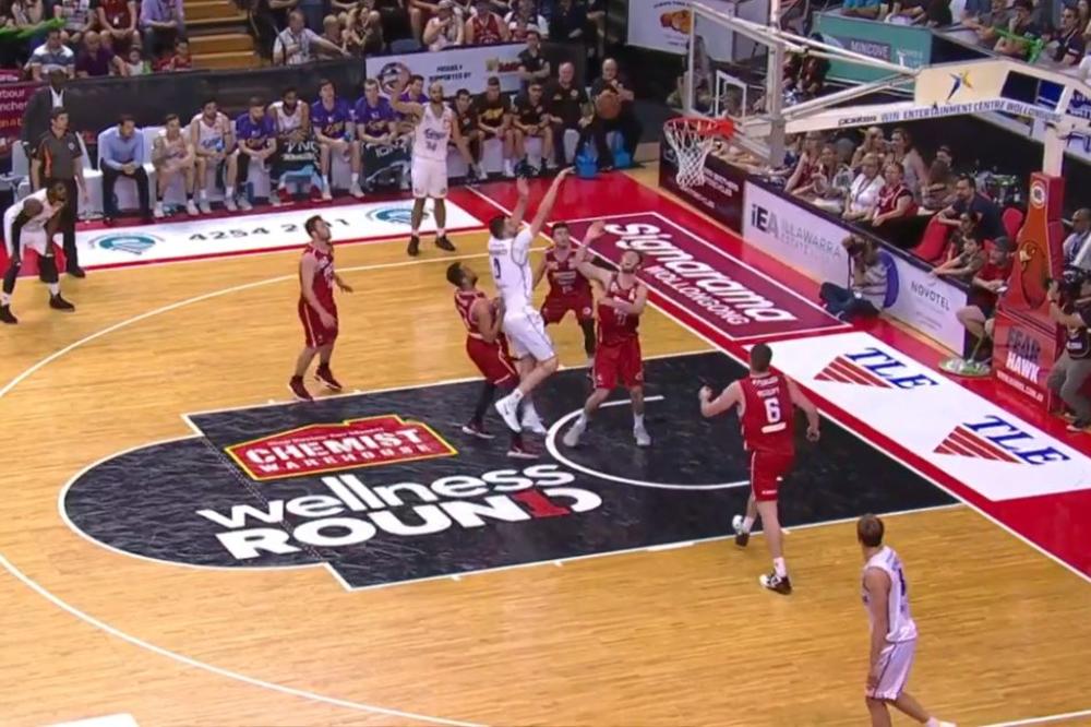 FMP DOVEO PIJANISTU: Kad mu dođete pod koš spušta roletnu, a u napadu razgrće sve pred sobom! (VIDEO)