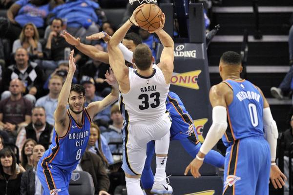 TO SE ZOVE LJUDINA! U NBA zarađuje milione godišnje, a leto provodi spasavajući migrante od utapanja! (FOTO)