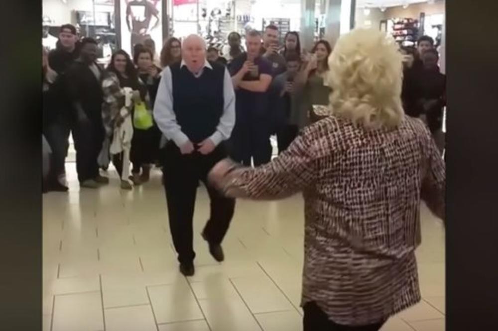 POČELI SU DA ĐUSKAJU NASRED TRŽNOG CENTRA! Sve je bilo sjajno, a onda je on uradio nešto o čemu će se zauvek pričati! (VIDEO)