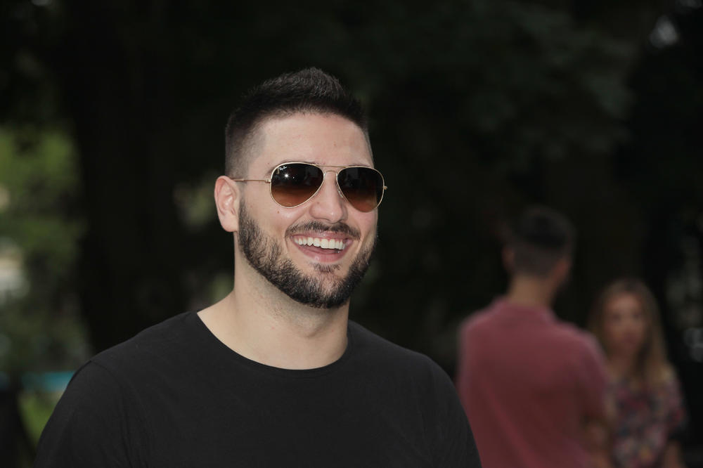 DA LI JE OVO U INAT PRIJOVIĆKI? Ljubu Perućicu ZAPROSILA devojka na nastupu, a njegov odgovor...