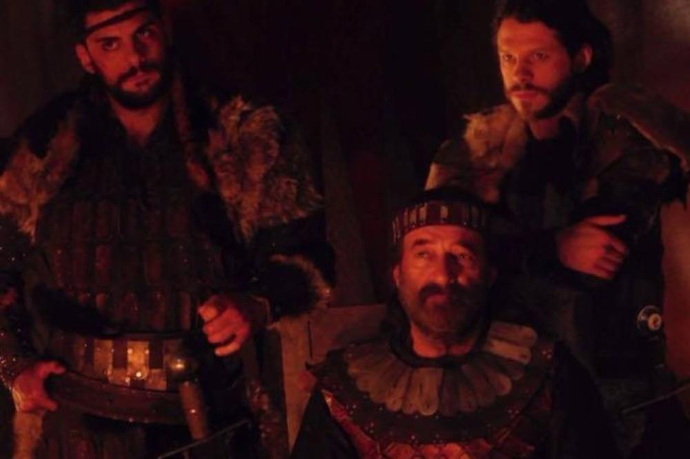 NAJBOLJI FRAJER U NEMANJIĆIMA: Kad se ugase kamere Stefan Nemanjić izgleda kao Apolon, a prvu ulogu je dobio na neobičan način! (FOTO)