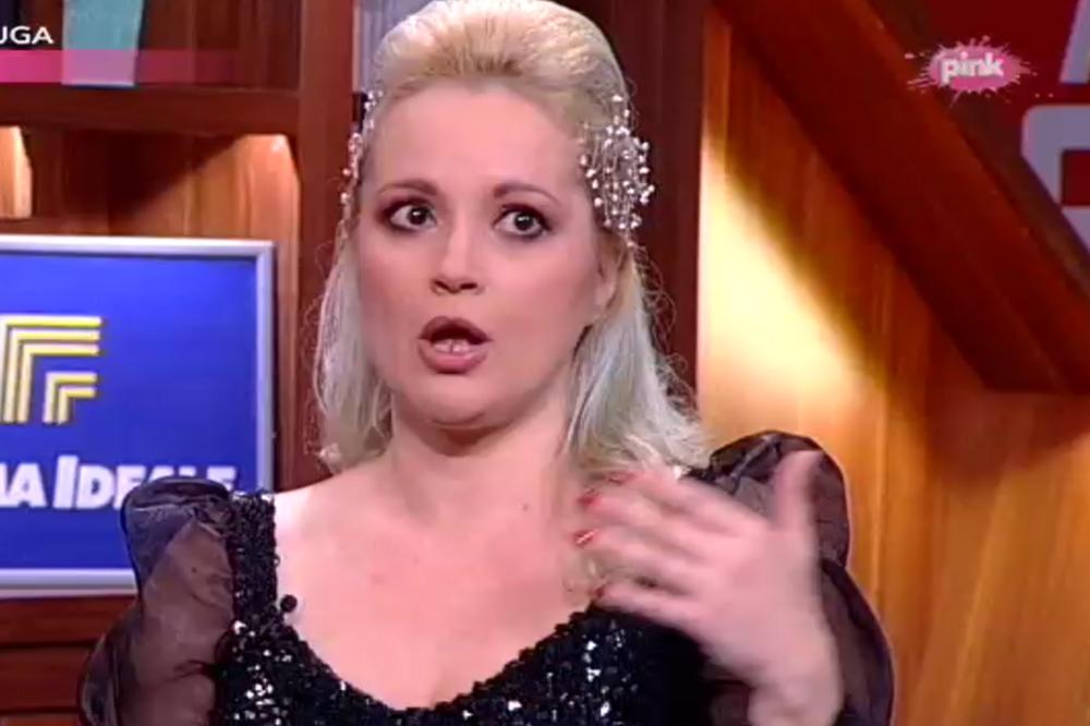 MAJA NIKOLIĆ POZIRALA U SVILENOJ HALJINI PA POKAZALA I BRADAVICE! Da li može veći dekolte u tim GODINAMA?