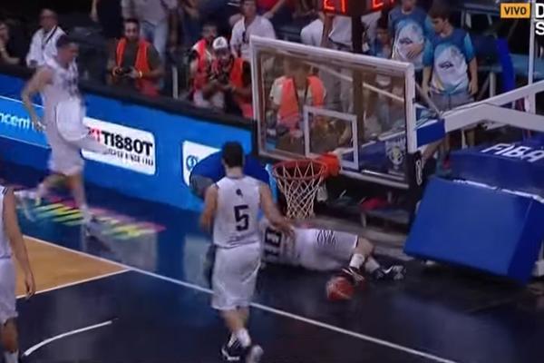 UMALO STRAVIČNA TRAGEDIJA: Košarkašu pala konstrukcija koša na glavu, tabla ga udarila direktno u potiljak! (VIDEO)
