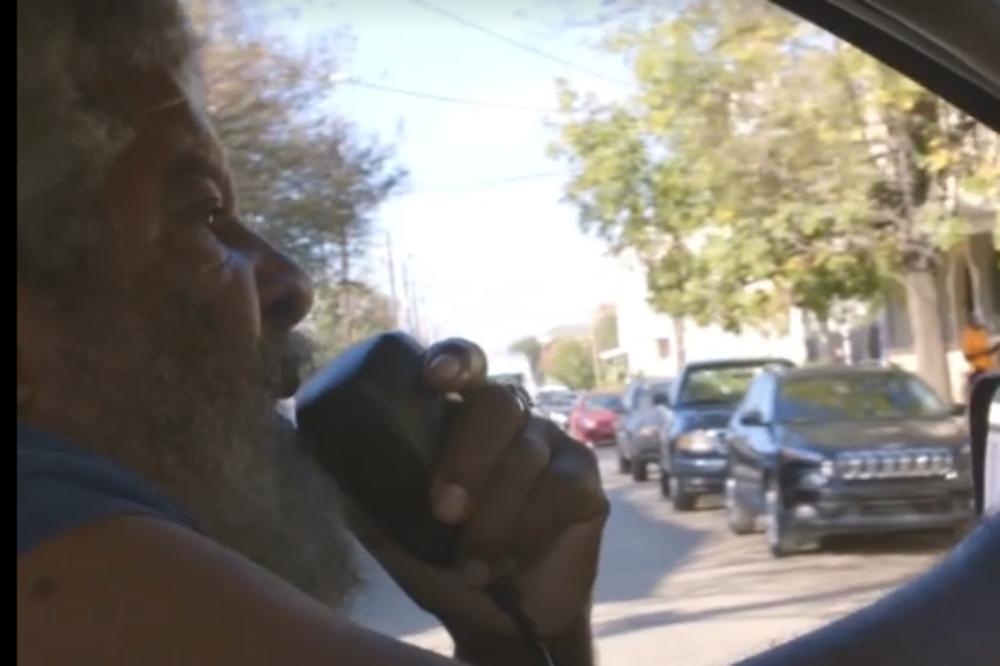 ZABORAVLJENA TRADICIJA: Ovaj trgovac svoje voće prodaje na stari, ali veoma ZABAVAN način! (VIDEO)