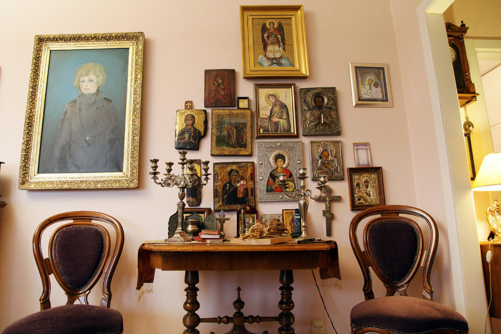 Suzana je vernik, pa ima i zid ispunjen ikonama  