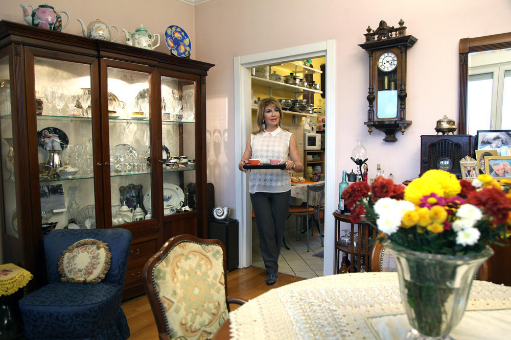 LUKSUZ U STROGOM CENTRU BEOGRADA: Suzana Mančić živi u prostoru od 175 kvadrata, ima 3 terase i sve vrvi od antikviteta! Evo kako izgleda život u njenom BAJKOVITOM STANU (FOTO)