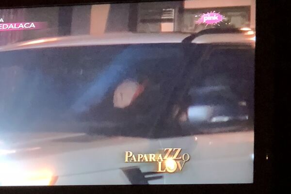 VISOK, ĆELAV I KAO OD STENE ODVALJEN: Ovo je novi dečko Ane Sević sa kojim je uslikana kako se ljubi u kolima (FOTO)