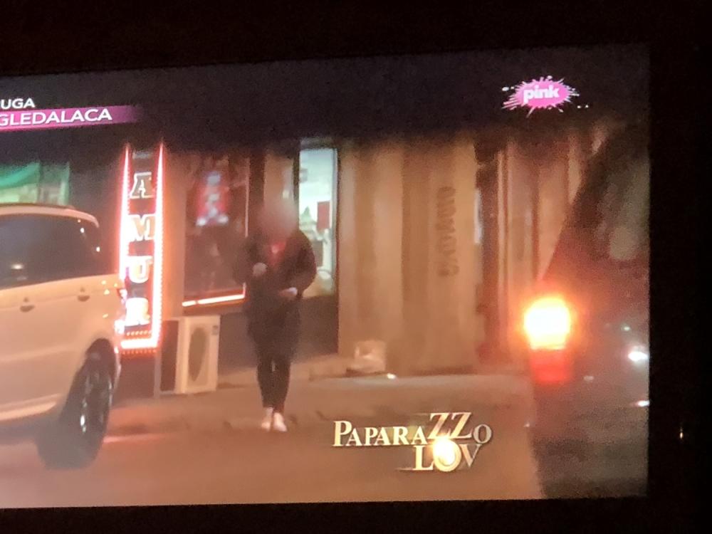 Anin dečko prilikom izlaska iz prodavnice  