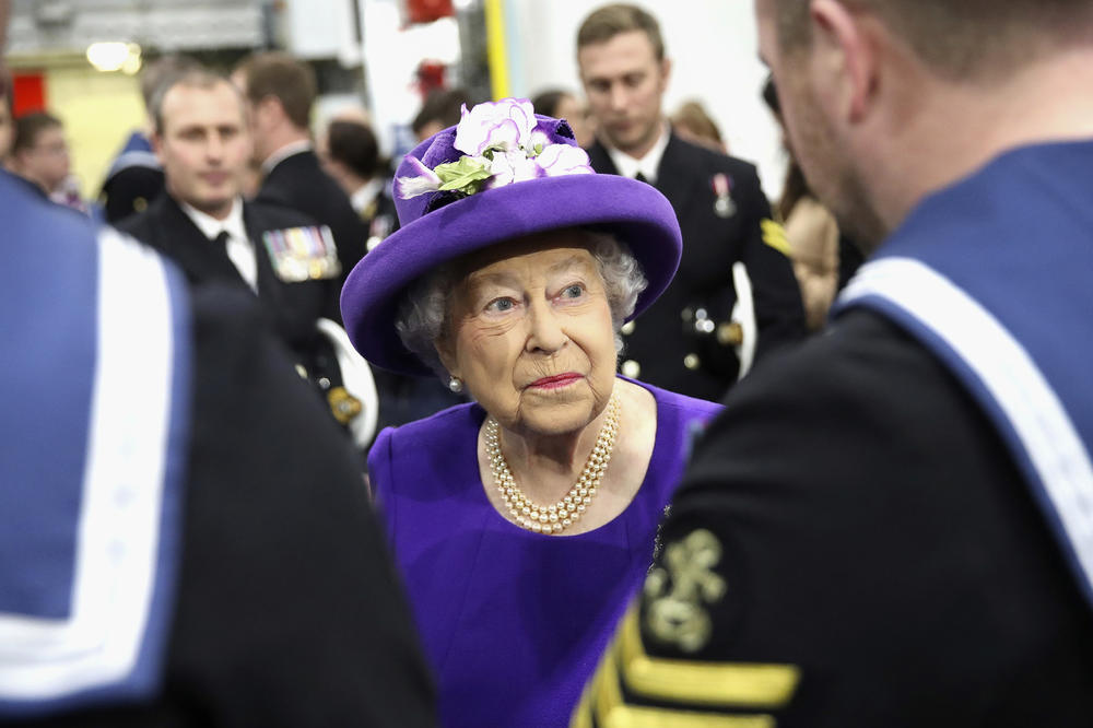 METAK JOJ PROŠAO PORED GLAVE: Na englesku kraljicu pokušan atentat, ali je sve ZATAŠKANO iz šokantnog razloga!