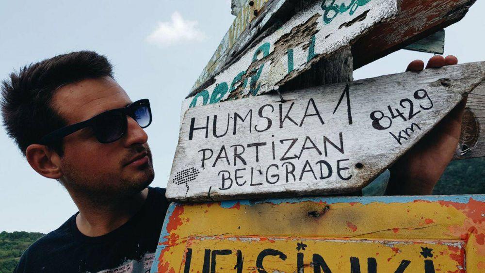 Navijač Partizana sa putokazom za Humsku koji je napravio