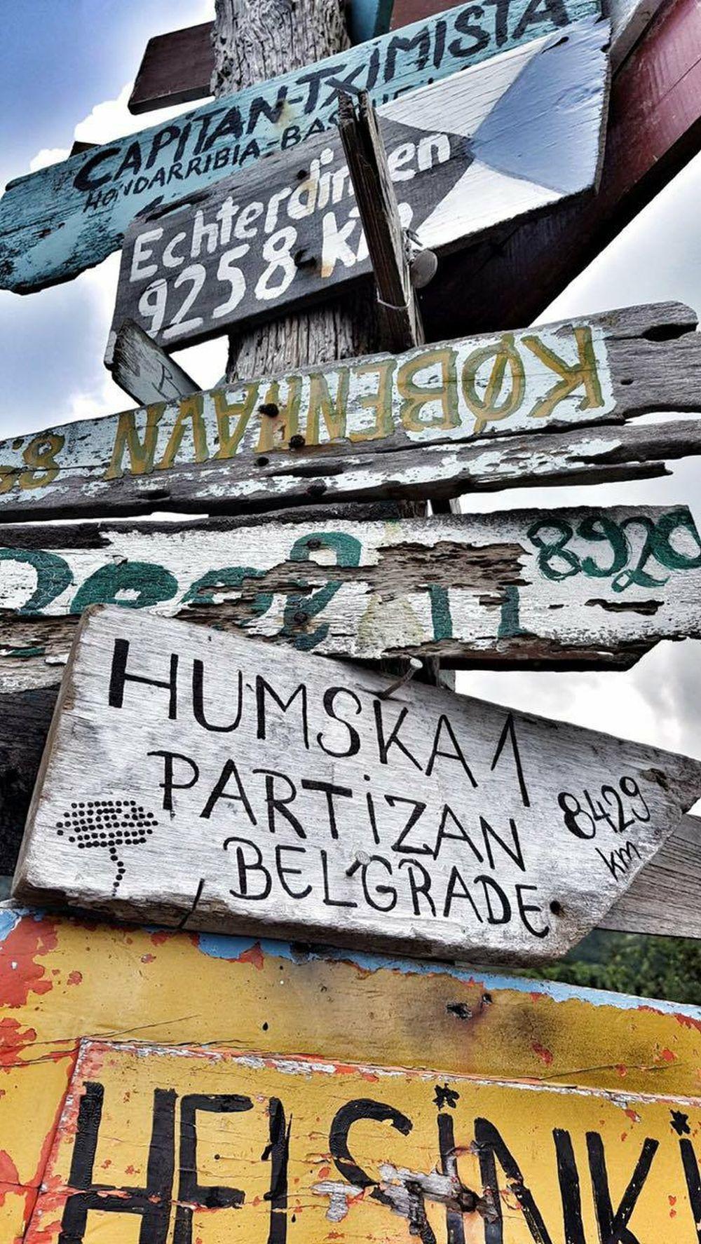 Putokaz u jugosistočnoj Aziji koji pokazuje u kom pravcu i koliko je daleko stadion Partizana