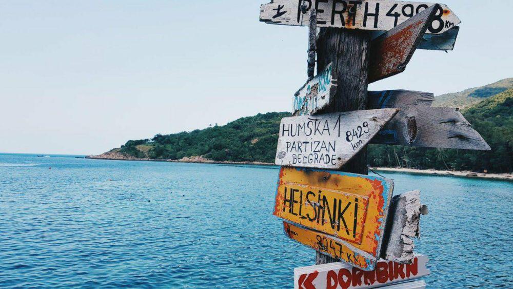 Putokaz u jugosistočnoj Aziji koji pokazuje u kom pravcu i koliko je daleko stadion Partizana