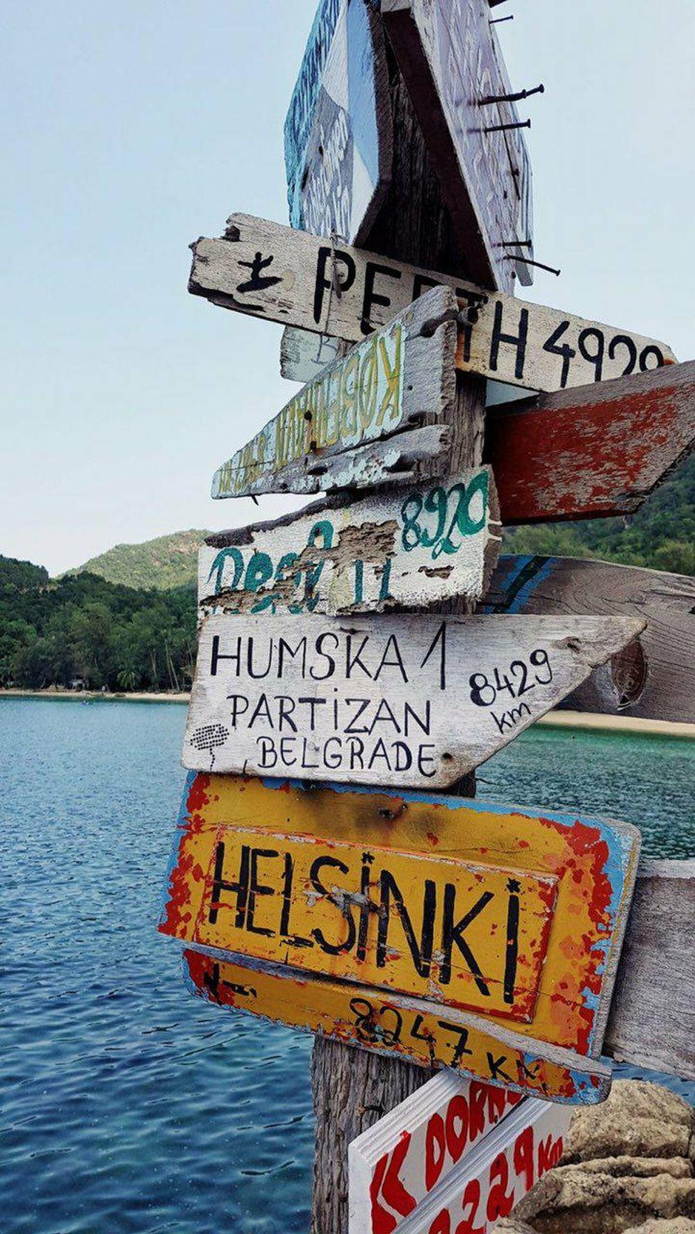 Putokaz u jugosistočnoj Aziji koji pokazuje u kom pravcu i koliko je daleko stadion Partizana