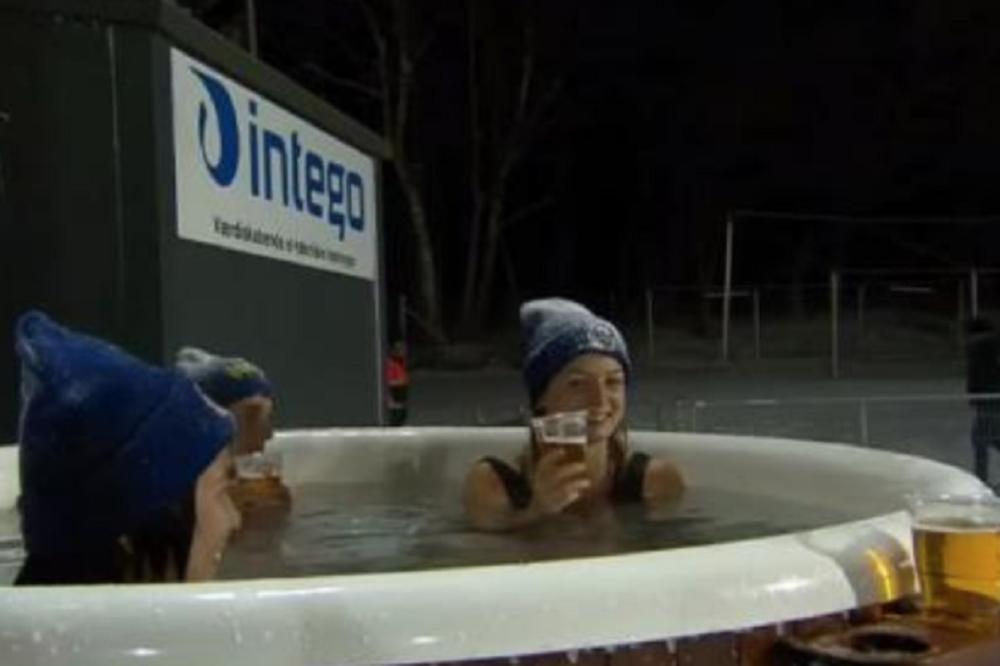 E, ovo je užitak! Đakuzi pored aut-linije u danskoj Prvoj ligi! A u njemu lepotice i alkohola poplava! (FOTO) (VIDEO)