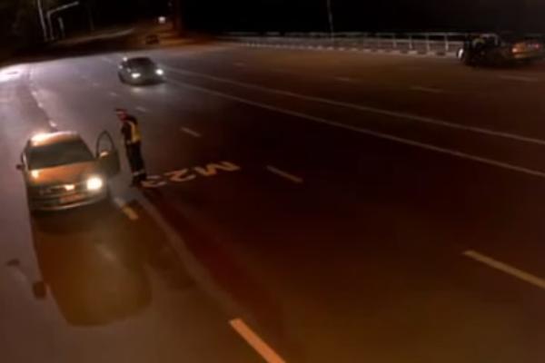 SAOBRAĆAJAC GA JE ZAUSTAVIO I POČEO DA MU PIŠE KAZNU! Zbog toga je zažalio do kraja života! (VIDEO)