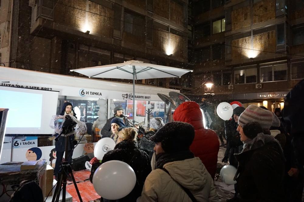 A ZA JEREMIĆA, JEDNA TRULA ŠLJIVA! Šta radite bre napravili svirku u Knezu, a Vuku specijalan poklon! (FOTO)