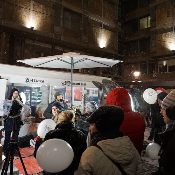 A ZA JEREMIĆA, JEDNA TRULA ŠLJIVA! Šta radite bre napravili svirku u Knezu, a Vuku specijalan poklon! (FOTO)