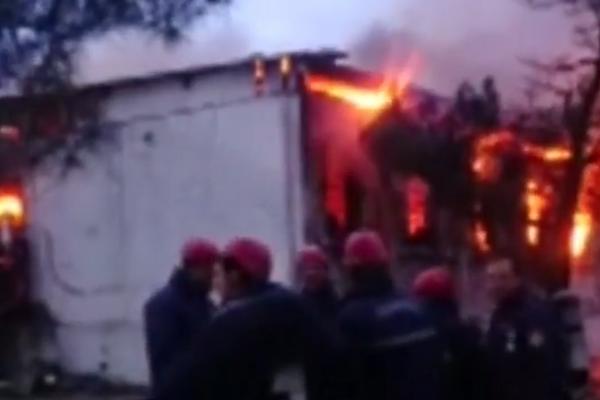 BILI SU VEZANI ZA KREVETE, NISU MOGLI DA POBEGNU: Požar na klinici za odvikavanje, najmanje 24 mrtvih! (VIDEO)