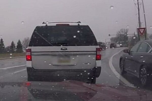 STIGLA GA KARMA: Vozač odlučio da pretekne celu KOLONU, pa odmah zažalio! (VIDEO)