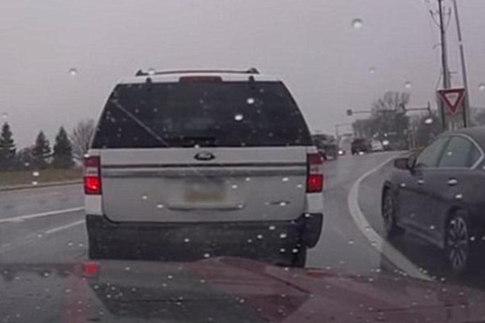 STIGLA GA KARMA: Vozač odlučio da pretekne celu KOLONU, pa odmah zažalio! (VIDEO)