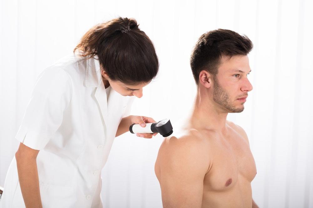 ČOVEKU SA KOSOVA NA RUTINSKOM PREGLEDU PRONAŠLI REDAK MELANOM: Karakterističan za Japance, a nalazi se OVDE