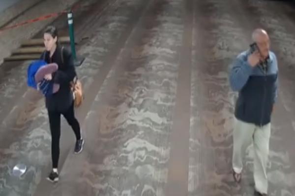 VIDELI SU ŽENU KAKO NOSI NEŠTO ZAMOTANO U ĆEBE: Ono što je bilo unutra potpuno ih je SLOMILO! (VIDEO)