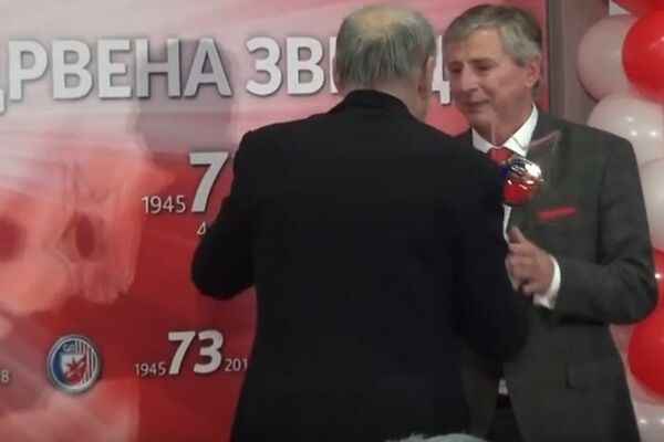 LEGENDA ZVEZDE SE JEDVA SUZDRŽALA DA NE BRIZNE U PLAČ: Dobio je nagradu za životno delo, a onda... (VIDEO)
