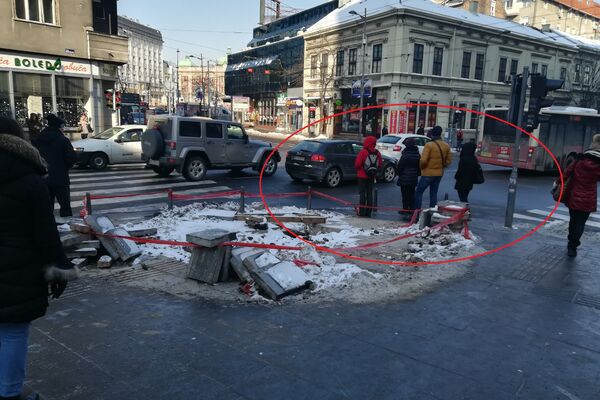 ŠTA STE RADILI DO SADA? Dom Omladine OPET raskopan, pešaci šetaju po kolovozu DA NE BI UPALI U NOVU RUPU! (VIDEO)