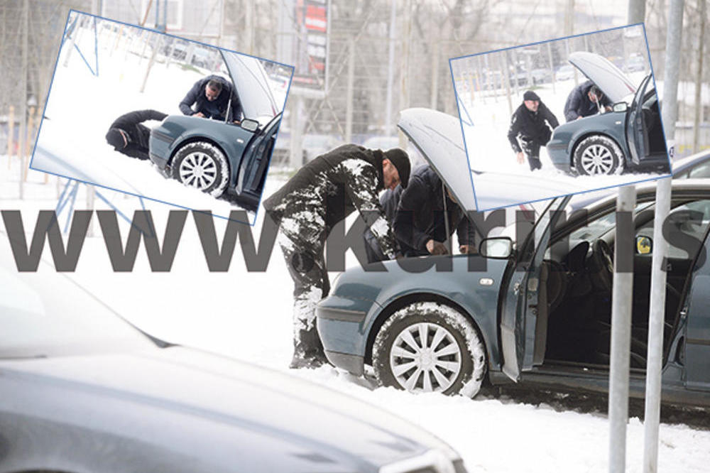 SEĆATE LI SE GAFA S KACIGOM? Rasim Ljajić pao dok je pokušavao da izvuče auto iz snega! (FOTO)