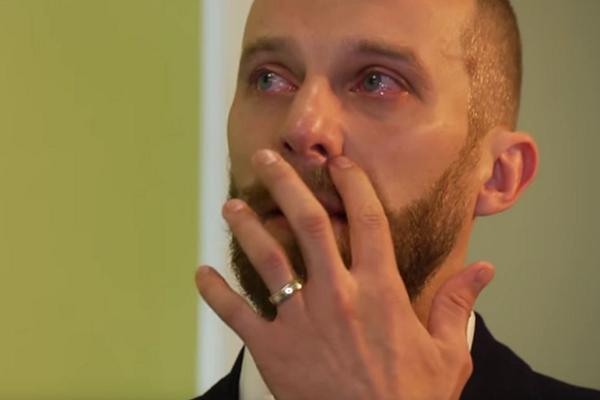 LUPIO JE ĆERKI ŠAMAR KOD KUMOVA NA VEČERI: Ono što je usledilo nije mogao NI DA SANJA