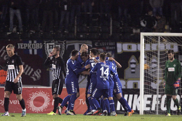 Oni samo vole da pobeđuju van terena, ali maske su odavno pale! Radnički svom silom napao Partizan!