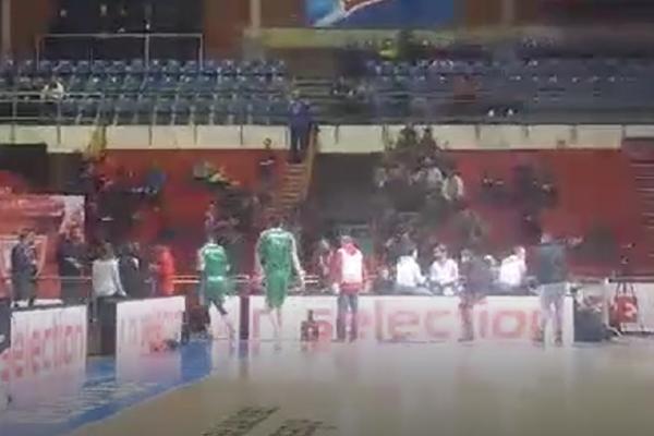 Šta će reći Teodosić kada vidi ovo? Totalno neočekivana scena pred meč Zvezde i Unikahe! (VIDEO)