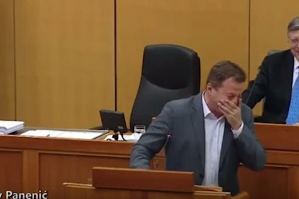 PRASNUO U SMEH ZA GOVORNICOM: Ovaj hrvatski poslanik nije mogao da ostane ozbiljan, a šta mu je toliko bilo smešno? (VIDEO)