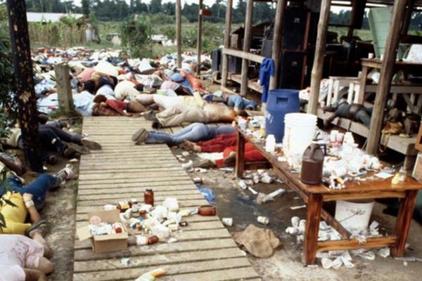 OVAJ sveštenik naterao je 918 ljudi da se ubiju CIJANIDOM u jednom danu! (FOTO)