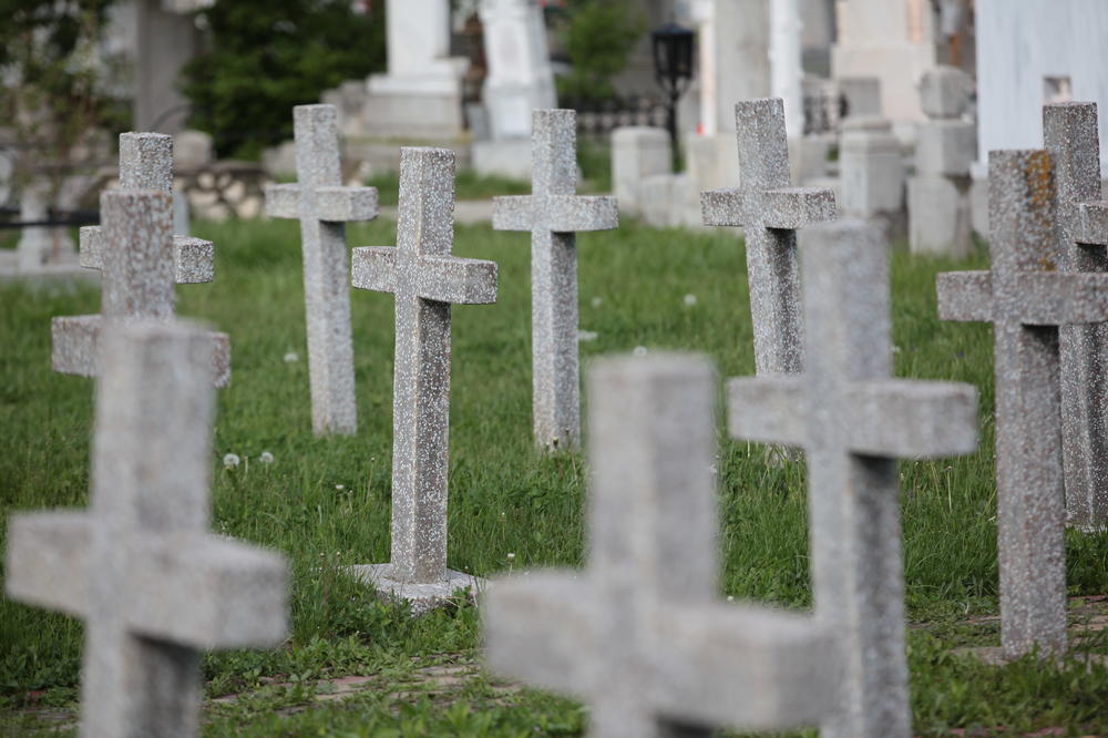 TRAGEDIJA U LESKOVCU: Nadgrobni spomenik ubio dečaka (12)!
