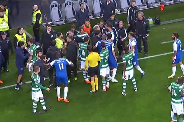 HAOS NA VELIKOM DERBIJU: Medicinari krili loptu od fudbalera, umalo TOTALNA makljaža, sudija ih izbacio! (VIDEO)