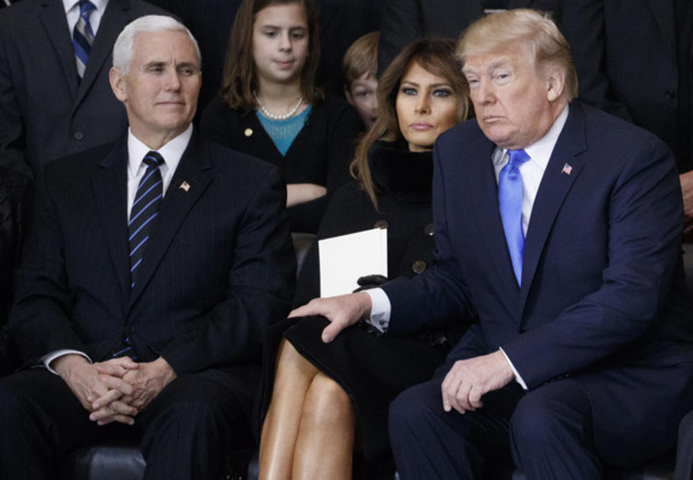 Olakšanje na Pensovoj faci kad je Donald svoju suprugu uhvatio za koleno  
