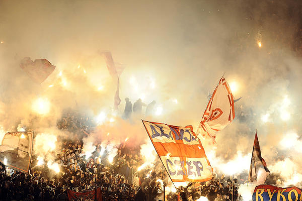 EKSKLUZIVNI FOTO! DELIJE NA METI POLICIJSKE AKCIJE! Jake snege organa reda istresale navijače iz pantalona!