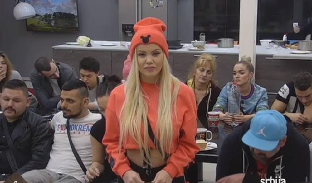 Sanja neprestano ističe da nije zaljubljena u matoru  